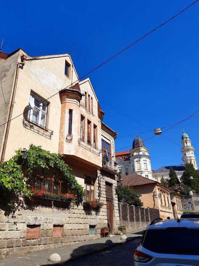 Старовинні Апартаменти У Центрі Міста Uschhorod Exterior foto